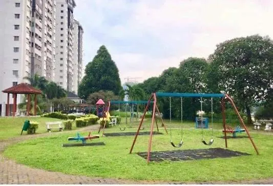 Budget Single Bedroom At Suria Kipark Damansara With Foldable Mattress For 2 Pax Kuala Lumpur Malajzia